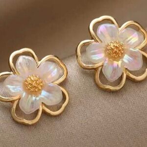 Toniq - Iridescent White and Gold Flower Earrings